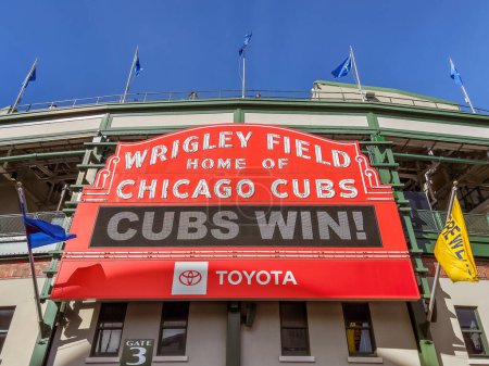 Téléchargez les photos : Chicago, IL, USA - 5 mai 2024 : Stade extérieur Wrigley Field des Cubs de Chicago de la Ligue majeure de baseball dans le quartier Wrigleyville de Chicago. - en image libre de droit