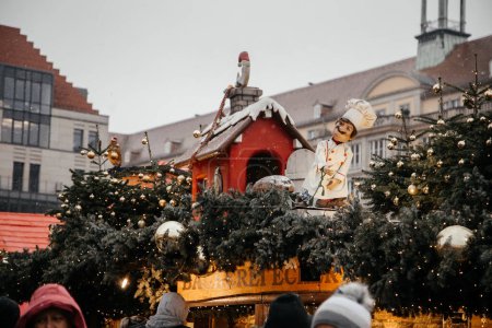 Téléchargez les photos : Dresde, Saxe, Allemagne, 10 décembre 2022 : Décorations de marché en plein air de Noël avec des lumières c de fée, bannières de signes dynamiques, branches vertes d'épinette de conifères, Striezelmarkt sur la place Altmarkt - en image libre de droit