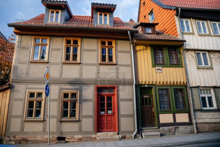 Téléchargez les photos : Wernigerode, Saxony-Anhalt, Germany, 29 October 2022: Historic old vintage colored timber frame houses in medieval town, UNESCO World Heritage city, half-timbered home at sunny autumn day, cobblestone - en image libre de droit
