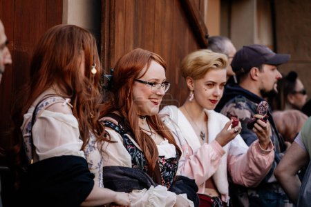 Téléchargez les photos : Prague, République tchèque, 30 avril 2023 : Fête de Carodejnice ou nuit Walpurgis, l'effigie des sorcières est portée au feu de joie elle sera brûlée, rituel d'accueil printanier, Hommes et femmes costumés dans les rues - en image libre de droit