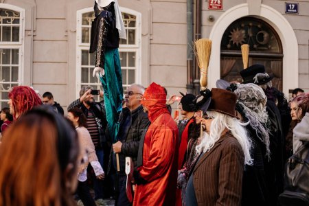 Téléchargez les photos : Prague, République tchèque, 30 avril 2023 : Fête de Carodejnice ou nuit Walpurgis, l'effigie des sorcières est portée au feu de joie elle sera brûlée, rituel d'accueil printanier, Hommes et femmes costumés dans les rues - en image libre de droit