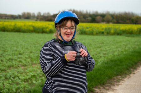 Foto de Retrato de una mujer feliz de 40 años con el Síndrome de Down en los campos de Tienen, Flander, Bélgica - Imagen libre de derechos