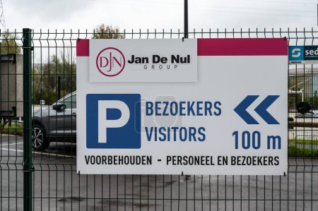 Foto de Aalst, Brabante Flamenco, Bélgica - 11 02 2022 - Señal de la sede de Jan De Nul y estacionamiento de visitantes - Imagen libre de derechos