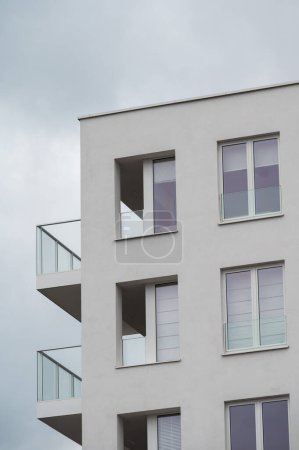 Foto de Aalst, Brabante Flamenco, Bélgica - 11 02 2022 - Edificio residencial blanco con balcón - Imagen libre de derechos