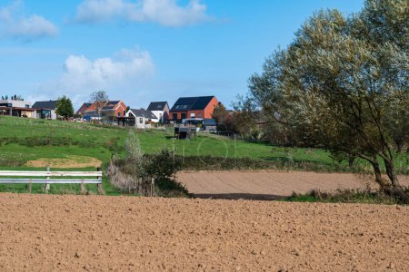 Téléchargez les photos : Asse ter Heide, Brabant flamand, 11 02 2022 - Terres agricoles récoltées et maisons résidentielles dans la campagne flamande - en image libre de droit