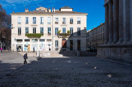 Téléchargez les photos : Nimes, Occitanie, France, 12 31 2022 - Square and historical building around the Square House museum - en image libre de droit