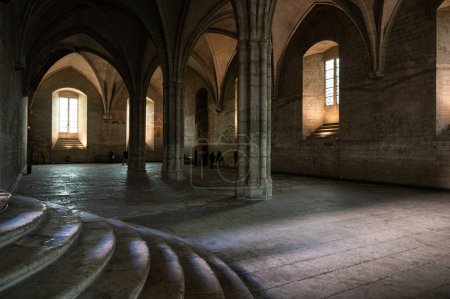 Foto de Avignon, Vaucluse, France, 12 29 2022 - Interior design of the arched Great Chapel at the Palace of the Popes - Imagen libre de derechos