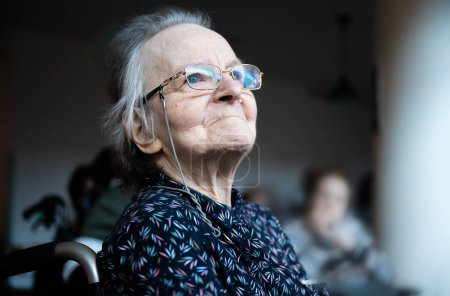 Foto de 84 yo white grandmother sitting in a wheelchair, Tienen, Flanders, Belgium - Imagen libre de derechos