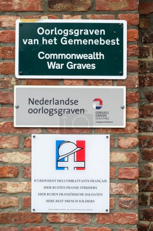 Foto de Kessel-Lo, Brabante Flamenco, Bélgica - Feb 11 2023 - Signo de riqueza común tumbas de guerra y tumbas de soldados franceses y holandeses - Imagen libre de derechos