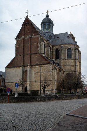 Téléchargez les photos : Grimbergen, Brabant flamand - Belgique - 19 février 2023 - L'abbaye du village, monument norbertin - en image libre de droit