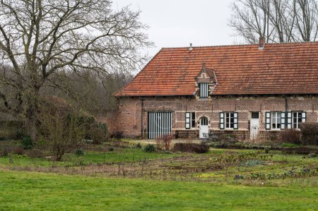 Foto de Kessel-Lo, Brabante Flamenco, Bélgica - Feb 11 2023 - Edificios históricos y alrededores verdes de la Abadía de Vlierbeek - Imagen libre de derechos
