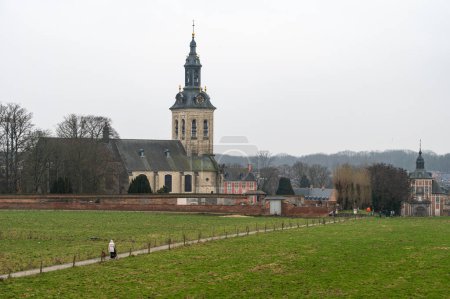 Foto de Kessel-Lo, Brabante Flamenco, Bélgica - Feb 11 2023 - La torre de la abadía del Parque y los alrededores verdes alrededor de la estación de tren - Imagen libre de derechos