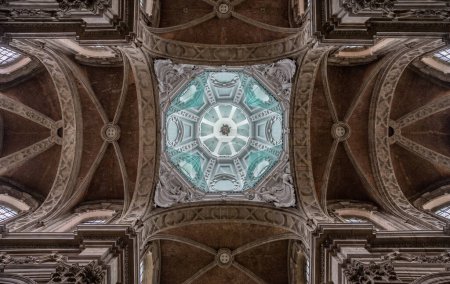 Téléchargez les photos : Grimbergen, Brabant flamand - Belgique - 19 février 2023 - Plafond décoré, colonnes et dôme de l'abbaye de Grimbergen - en image libre de droit