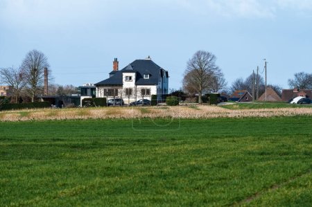 Téléchargez les photos : Ferme entourée de champs verdoyants autour de Kobbegem, Brabant flamand, Belgique - en image libre de droit