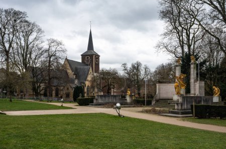 Téléchargez les photos : Forest, Région de Bruxelles-Capitale, Belgique, 4 mars 2023 - Le parc de l'Abbaye et la tour de l "église Saint Denis - en image libre de droit
