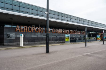 Foto de Aeropuerto de Paphos, Chipre - 20 de marzo de 2023 - Señal y terminal del Aeropuerto Internacional Charleroi Sur de Bruselas - Imagen libre de derechos