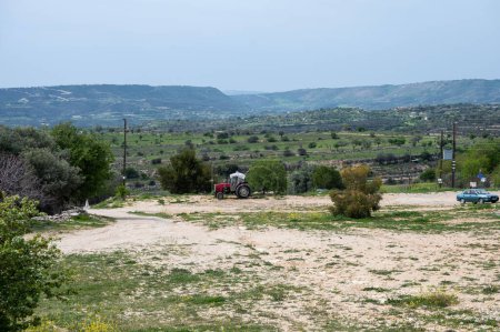 Foto de Lofou, Limassol District, Chipre, 24 de marzo de 2023 - Campos agrícolas y colinas en el pueblo - Imagen libre de derechos
