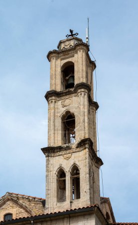Foto de Lofou, Limassol District, Chipre, 24 de marzo de 2023 - Torre de la iglesia de Chrysolophitis - Imagen libre de derechos