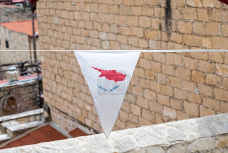 Foto de Lofou, Limassol District, Chipre, 24 de marzo de 2023 - Bandera chipriota contra un muro histórico - Imagen libre de derechos
