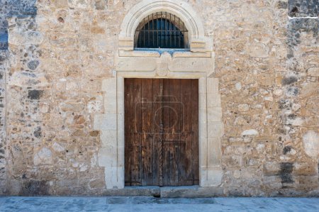 Téléchargez les photos : Emba, district de Paphos, Chypre - 27 mars 2023 - Porte d'entrée de l'église Panagia Chryseleousa - en image libre de droit