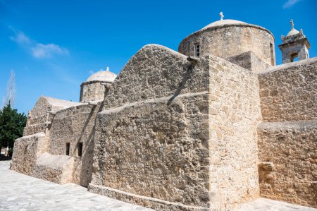 Téléchargez les photos : Emba, district de Paphos, Chypre - 27 mars 2023 - L'église Panagia Chryseleousa contre le ciel bleu - en image libre de droit