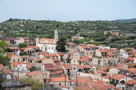 Foto de Lofou, Limassol District, Chipre, 24 de marzo de 2023 - Vista panorámica de los tejados del pueblo histórico - Imagen libre de derechos