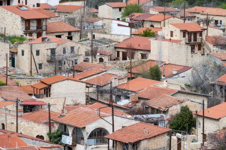 Foto de Lofou, Limassol District, Chipre, 24 de marzo de 2023 - Vista panorámica de los tejados del pueblo histórico - Imagen libre de derechos