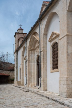 Foto de Lofou, Limassol District, Chipre, 24 de marzo de 2023 - Callejón estrecho con la fachada de la Iglesia de la Crisolofitis - Imagen libre de derechos