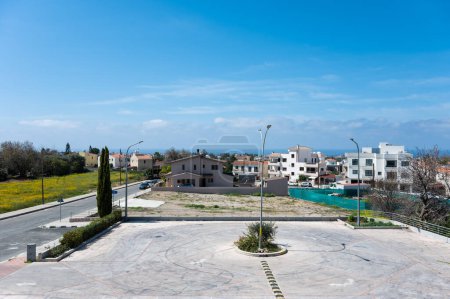 Téléchargez les photos : Emba, district de Paphos, Chypre - 27 mars 2023 - Place du village décorée contre le ciel bleu - en image libre de droit
