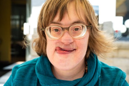 Foto de Retrato de una alegre mujer de 40 años con el Síndrome de Down, Tienen, Bélgica - Imagen libre de derechos