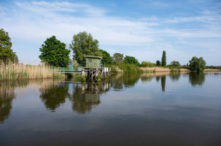 Téléchargez les photos : Vue panoramique sur les reflets de la nature dans l'eau de la Durme, Tielrode, Flandre, Belgique - en image libre de droit