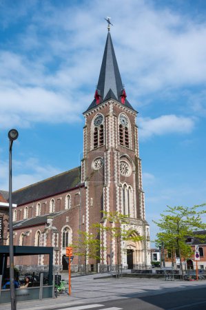 Foto de Sint-Gillis-Waas, Región Flamenca Oriental, Bélgica - 21 de mayo de 2023 - Antigua plaza del mercado e iglesia de Saint Giles, también conocida como Giles el Ermitaño - Imagen libre de derechos