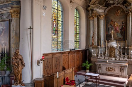 Foto de Appels, Región Flamenca Oriental, Bélgica - 4 de junio de 2023 - Diseño interior de la iglesia católica de Santa Apolonia del pueblo - Imagen libre de derechos