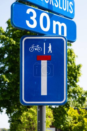 Téléchargez les photos : Kampenhout, Brabant, Belgique - 29 mai 2023 - Panneau routier d'une rue sans issue avec passage pour cyclistes et piétons - en image libre de droit