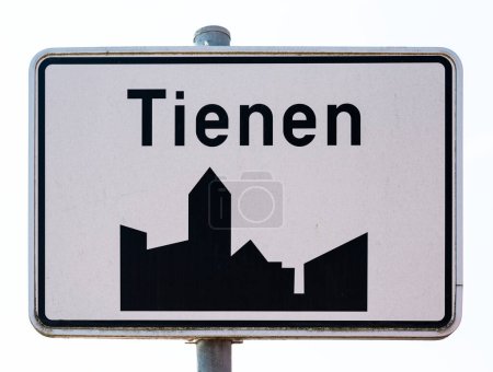 Foto de Tienen, Brabante Flamenco, Bélgica - 29 de mayo de 2023 - Señal blanca de la ciudad de Tienen - Imagen libre de derechos
