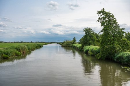 Foto de Reeuwijk, Holanda Meridional, Países Bajos, 9 de julio de 2023 - Céspedes y canales verdes en las zonas de inundación natural del Reeuwijkse Plassen - Imagen libre de derechos