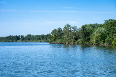 Foto de Vista abierta sobre el agua azul de un pequeño alke en Nettetal, Renania del Norte Westpahlia, Alemania - Imagen libre de derechos