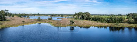 Téléchargez les photos : Vue en angle élevé sur l'étang d'eau et la réserve naturelle de fenn autour de Turnhout, Province d'Anvers, Belgique - en image libre de droit