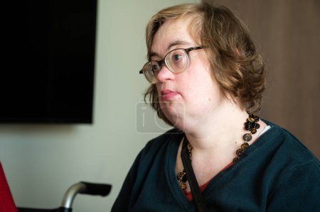 Téléchargez les photos : Portrait intérieur d'une femme blanche de 41 ans atteinte du syndrome de Down, Tienen, Flandre, Belgique - en image libre de droit