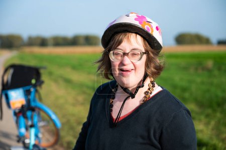 Téléchargez les photos : Femme souriante de 41 ans atteinte du syndrome de Down, portant un casque de vélo, Tienen, Flandre, Belgique - en image libre de droit