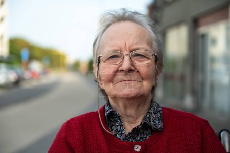 Téléchargez les photos : Prise de vue d'une pensionnée blanche de 85 ans, Tienen, Flandre, Belgique - en image libre de droit