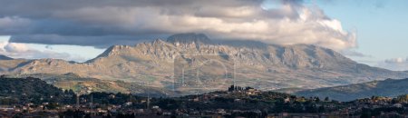 Foto de XL Pano desde el Monte Palermo sobre casas de pueblo remotas, un valle verde y el monte Pellegrino, Gibilrossa, Sicilia, Palermo - Imagen libre de derechos