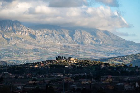 Foto de Vista de ángulo alto desde el Monte Palermo sobre casas de pueblo remotas, un valle verde y el monte Pellegrino, Gibilrossa, Sicilia, Palermo - Imagen libre de derechos