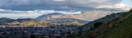 Foto de XL Pano desde el Monte Palermo sobre casas de pueblo remotas, un valle verde y el monte Pellegrino, Gibilrossa, Sicilia, Palermo - Imagen libre de derechos