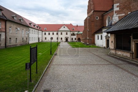 Krakau, Polen, 23. März 2024 - Innenhof des Chorherrenstifts in der Fronleichnamskirche