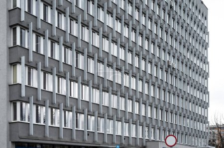Téléchargez les photos : Cracovie, Pologne, 25 mars 2024 - Le centre administratif de la mairie, un immeuble de bureaux de style communiste - en image libre de droit