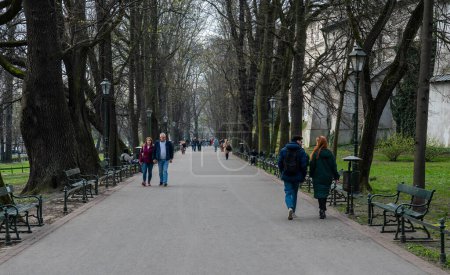 Foto de Cracovia, Polonia, 23 de marzo de 2024 - El parque de la ciudad de Planty con gente caminando - Imagen libre de derechos