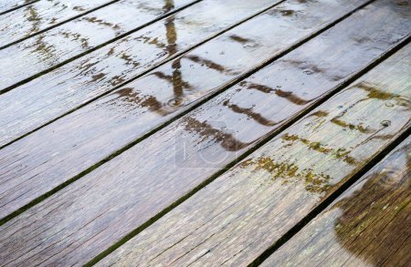 Nasse Oberfläche einer Terrasse mit Holzplanken und plätscherndem Regen, Brüssel, Belgien