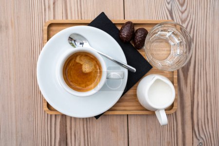 Foto de Foto aérea de una taza de café con leche, un vaso de agua y chocolates belgas, Bruselas, Bélgica - Imagen libre de derechos