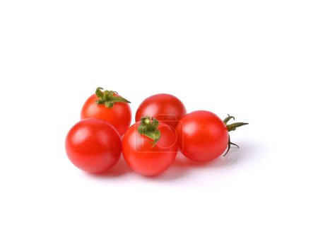 Téléchargez les photos : Tomates cerises fraîches isolées sur fond blanc découpe - en image libre de droit